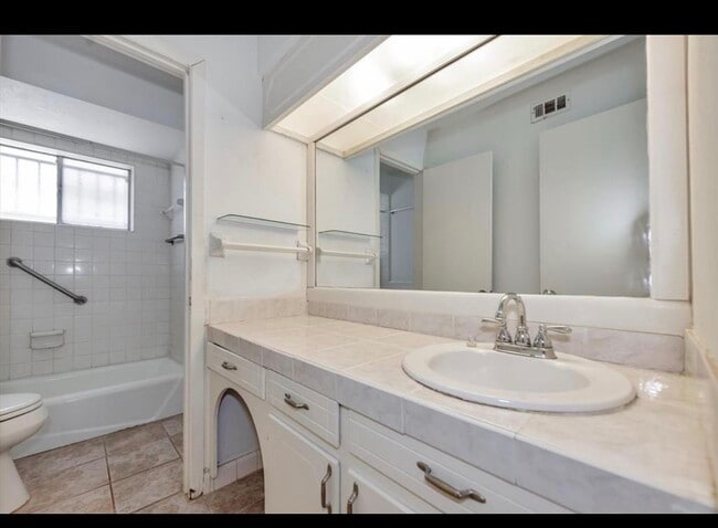 Building Photo - 10122 Shadow Wood Dr