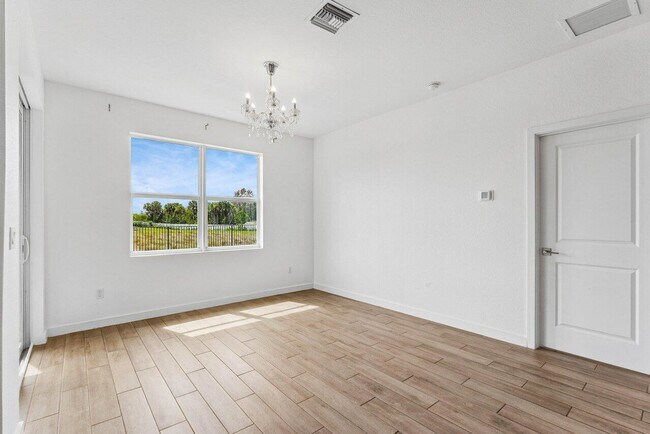 Building Photo - 2770 NE Breezeway Cir