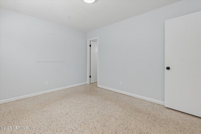 Building Photo - 863 Westgate Dr