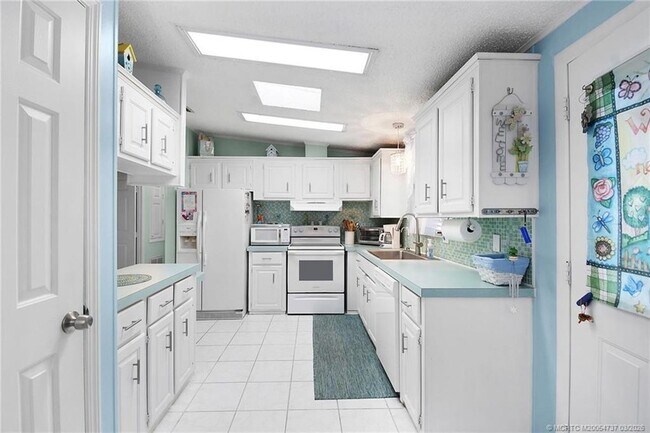 Building Photo - 7073 SE Birchwood Ln