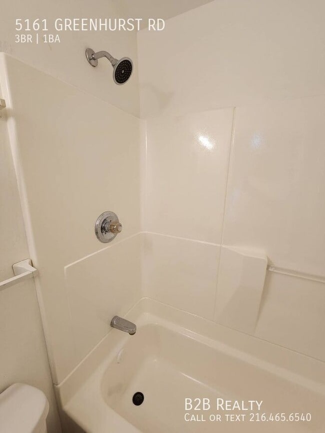 Building Photo - 5161 Greenhurst Dr