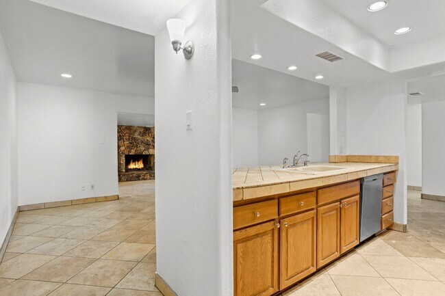 Building Photo - Prime ASU Location 5BR Home with Pool & Garage