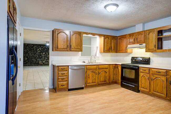 Building Photo - Very nice 4 bed 3 and a half bath home close to Boone Lake