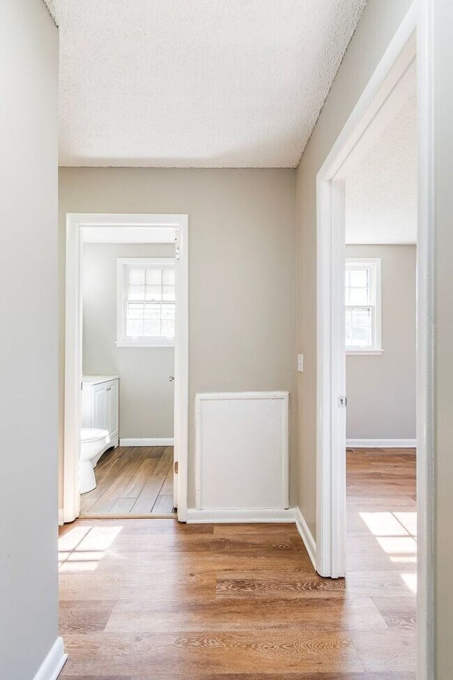 Building Photo - Charming 3-Bedroom 1.5 Bath Oasis in Bellevue