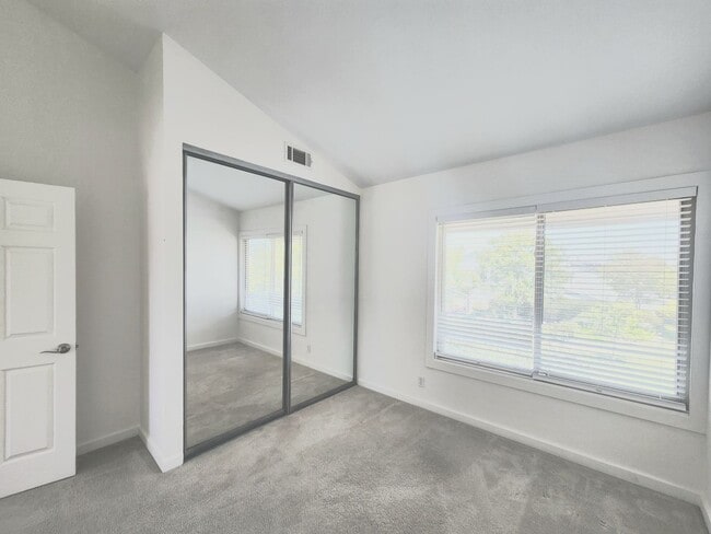 Building Photo - Spacious & bright 3 bedroom 2 bath home in...