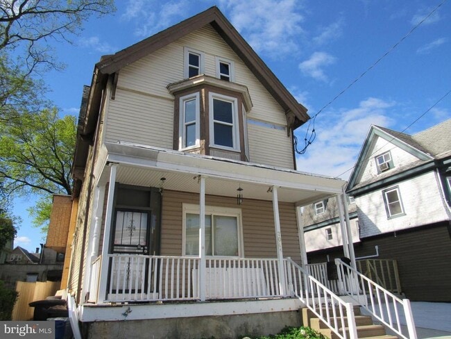 Building Photo - 704 Oak Ln