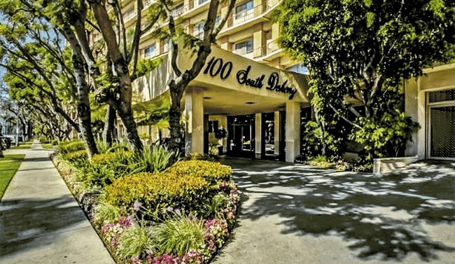 Building Photo - 100 S Doheny Dr