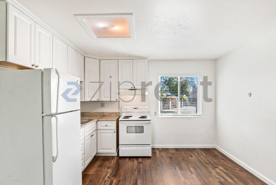 Building Photo - 3865 Almond Ave