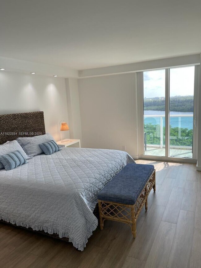 Building Photo - 100 Bayview Dr