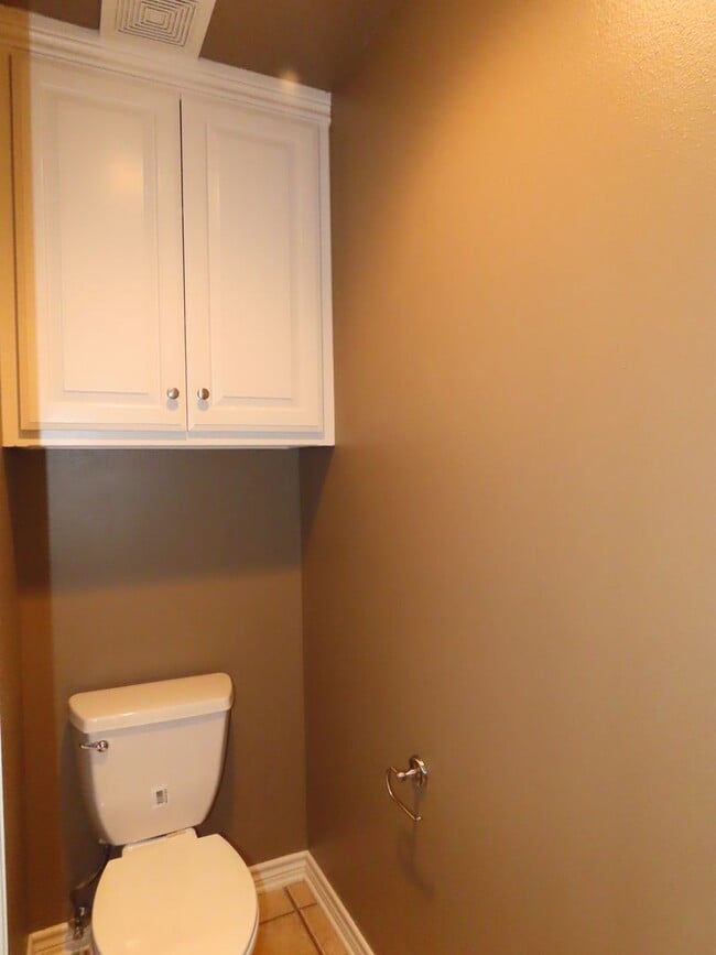 Building Photo - Stunning 3 Bedroom, 2 Story w/Bonus Room in South Tyler!