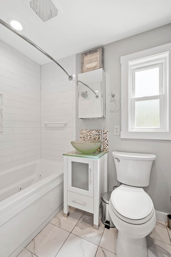 Building Photo - AVAILABLE JUNE 1ST!! STUNNING 3 BEDROOM IN...