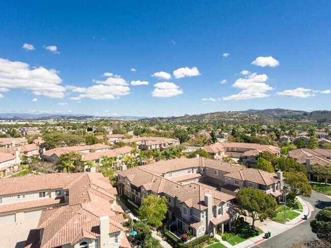 Building Photo - Vibrant 3 Bedroom Townhome in Bressi Ranch