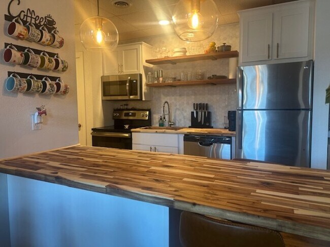 Building Photo - 609 Central St