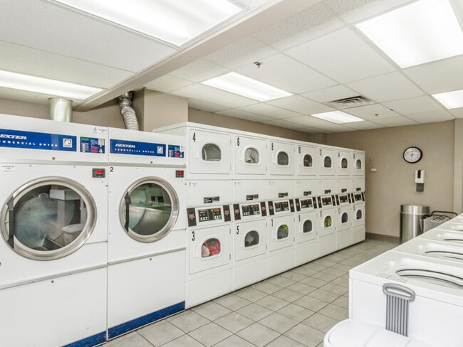 Building Photo - 5320 N Sheridan Rd