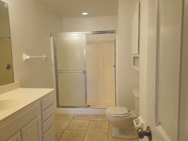 Building Photo - 2 bed 2 bath