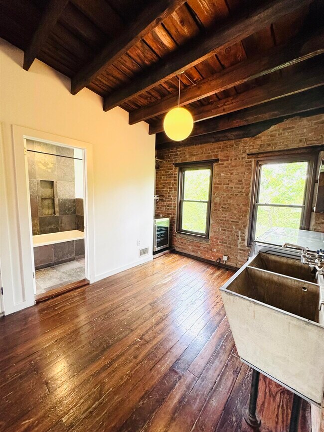 Building Photo - 252 Suydam Ave