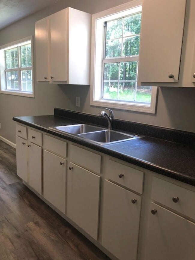 Building Photo - Renovated 4 Bedroom 2 Bath Home for Rent!!