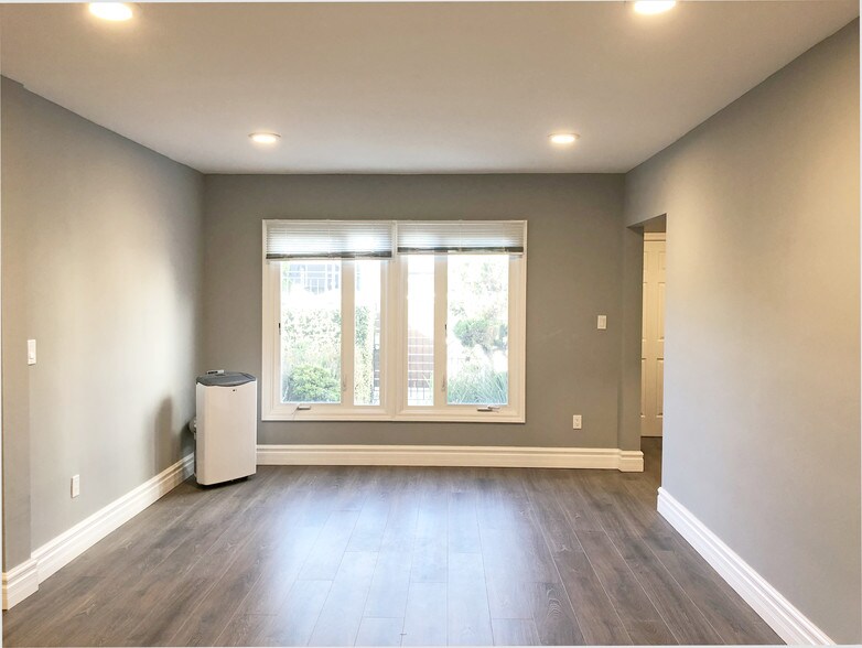 Building Photo - 402 S Robertson Blvd