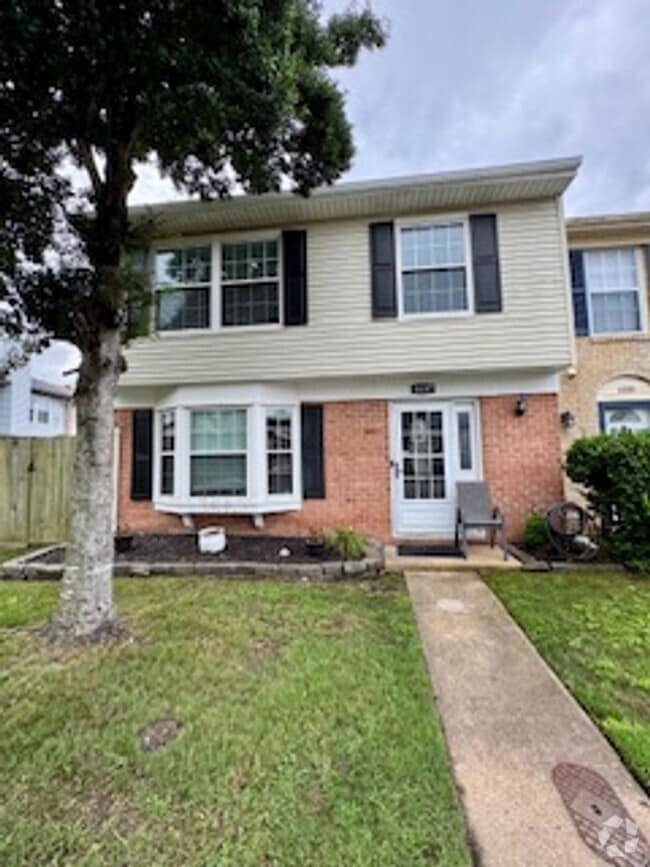 Building Photo - Beautiful 4 Bedroom Townhome