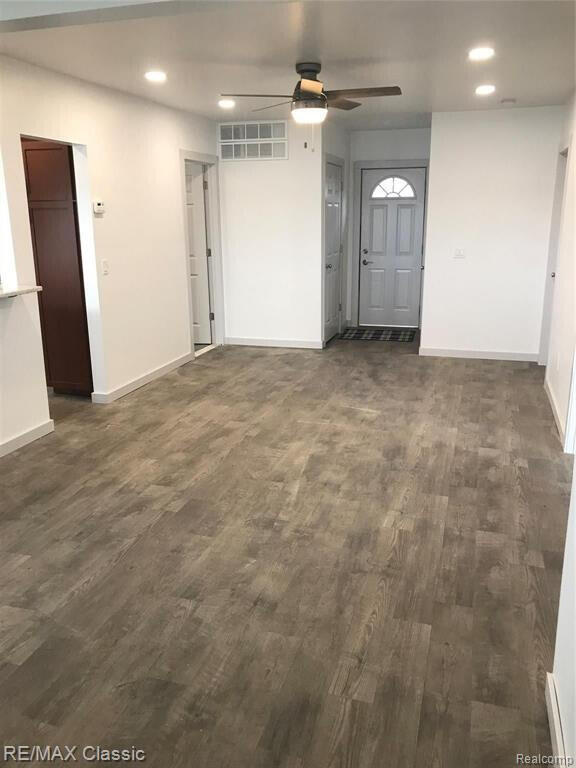 Building Photo - 381 E Shore Dr