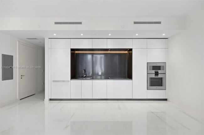 Building Photo - 300 Biscayne Blvd Way