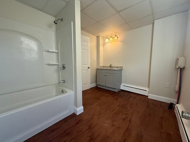 Building Photo - 866 Center St