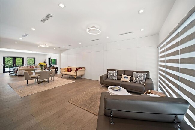 Building Photo - 1117 Alfonso Ave