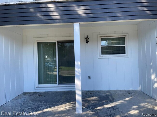 Building Photo - 30975 Pointe of Woods Dr