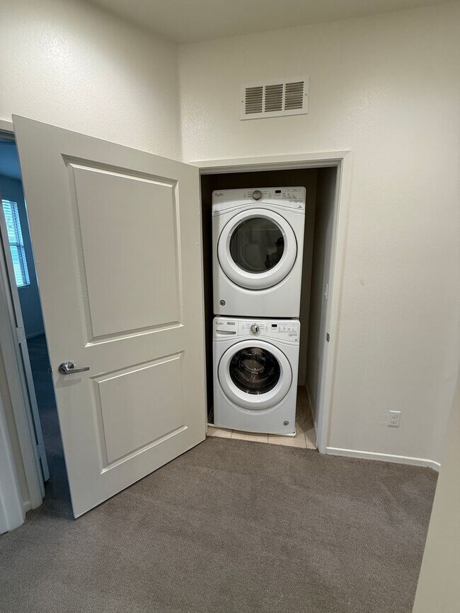 Building Photo - Stylish 3-Story Townhome in the Gated Paci...