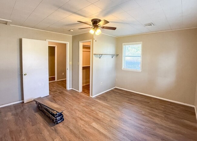 Building Photo - $500 OFF FIRST MONTHS RENT | 2.5 ACRE LOT! 4 Beds in Central Edmond!