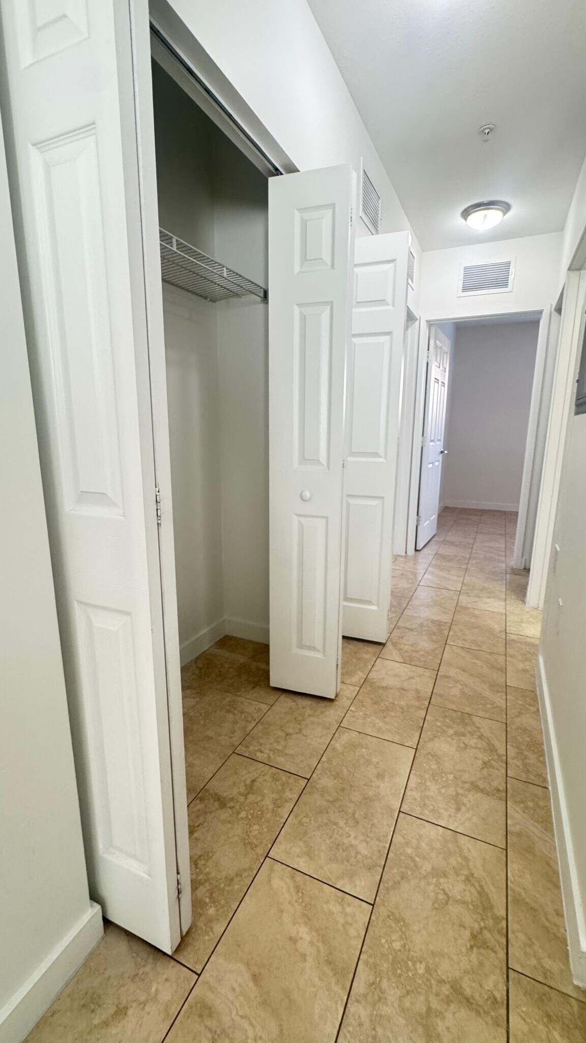 Building Photo - 420 W 77th St