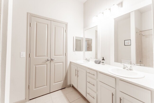 Building Photo - 2301 1/2 Montopolis Dr