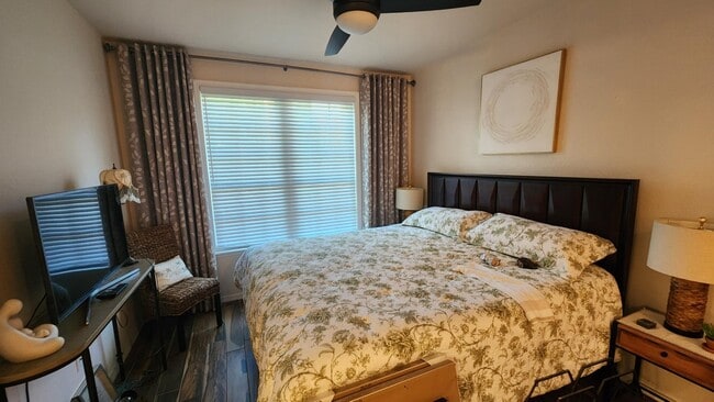 Building Photo - 4152 Central Sarasota Pkwy