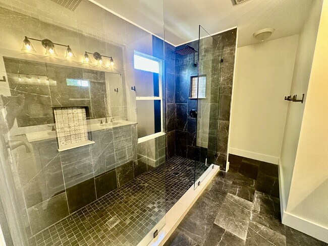 Building Photo - Beautifully Updated Three Bedroom Home in ...