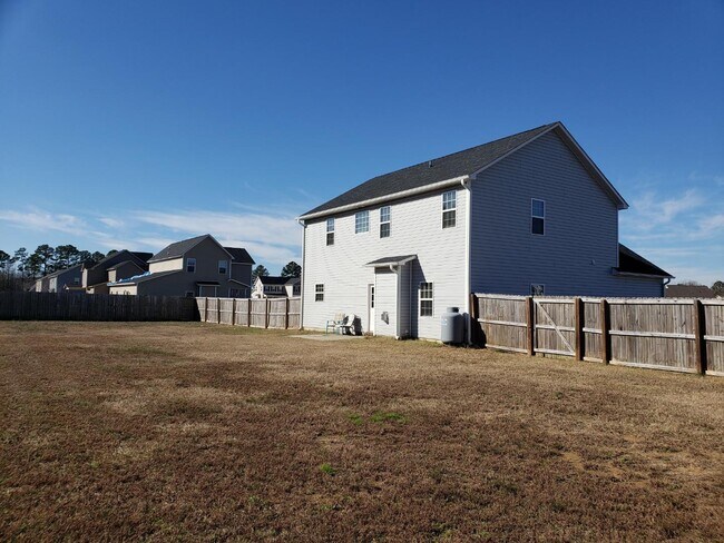 Building Photo - 211 Rainmaker St