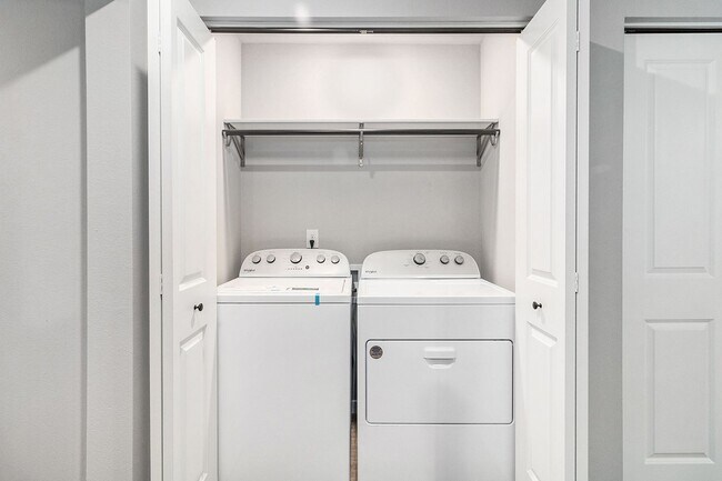 Building Photo - Like New 5 Bedroom - Close to the lake!