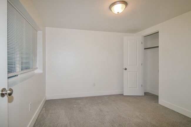 Building Photo - Spacious 3 Bed, 2.5 Bath Pet-Friendly Home with Central Air & 2-Car Garage! - Available on NOW!