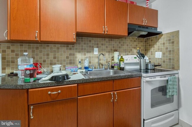 Building Photo - 821 Catharine St