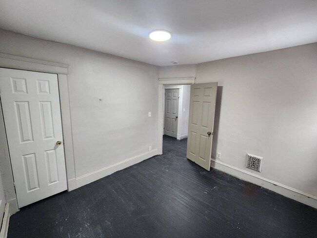 Building Photo - Charming 3-Bedroom Property in Prime Location (Section 8 Vouchers Accepted)