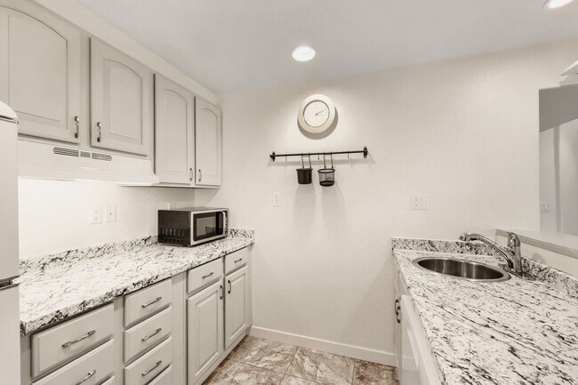 Building Photo - Evolve Real Estate: Meticulous Executive 4 Bedroom Plus Finished Basement Available IMMEDIATELY!