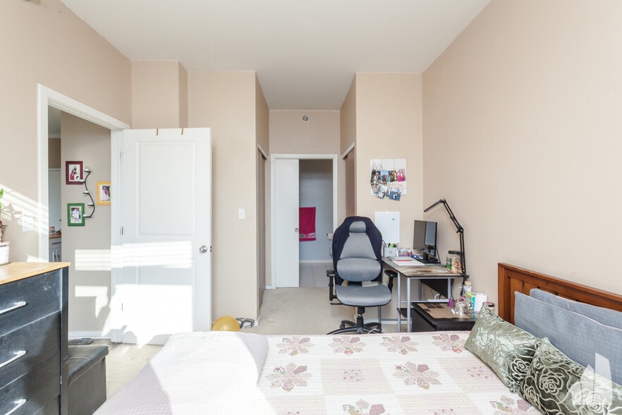 Building Photo - 1 E 8th St