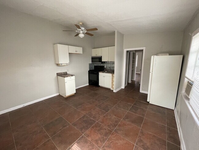 Building Photo - 1 Bed/1 Bath off Blanco