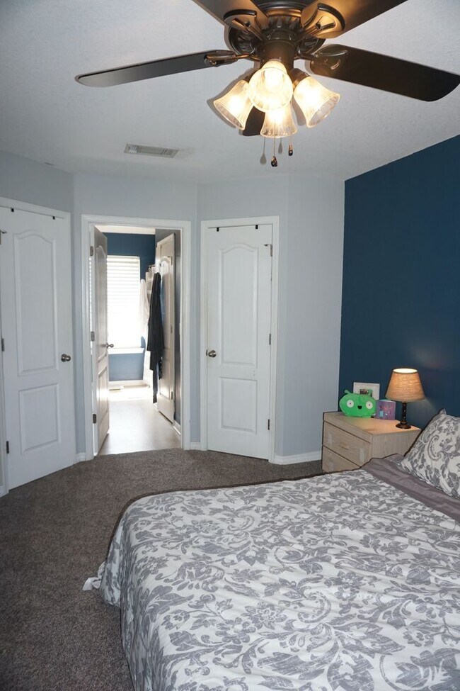 Building Photo - 3/2 in the Heart of Navarre