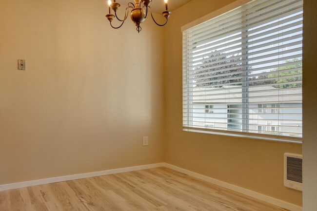 Building Photo - Kent Green River Estates Condo
