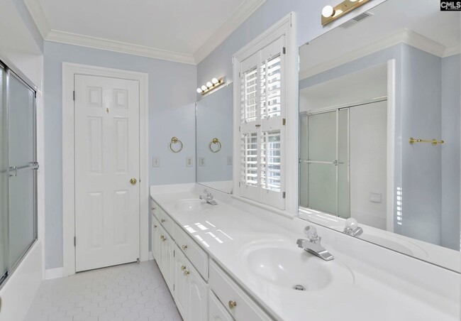 Building Photo - Stunning 5 Bedroom 3 Full Bath and 2 Half ...