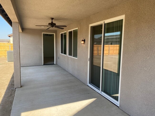 Building Photo - Gorgeous NEWER home between Tulare and Vis...