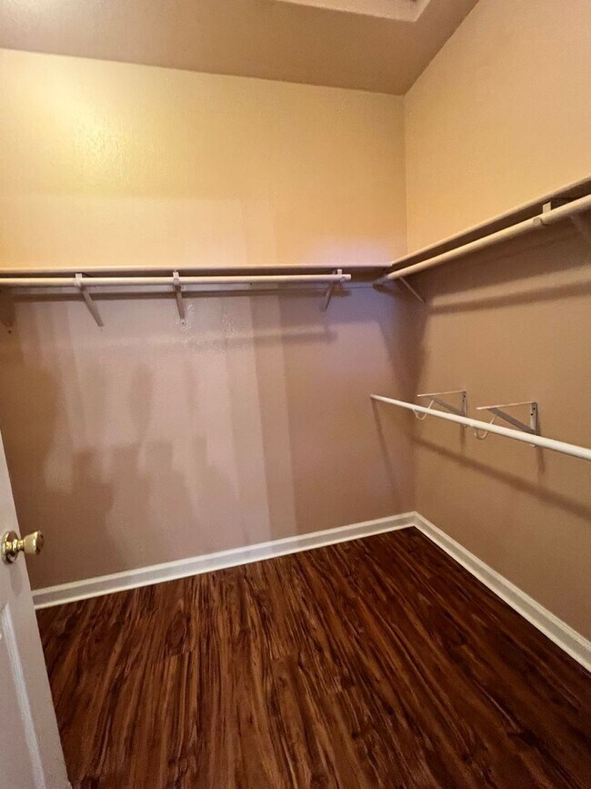 Building Photo - Super cute home with 3 car garage in a des...