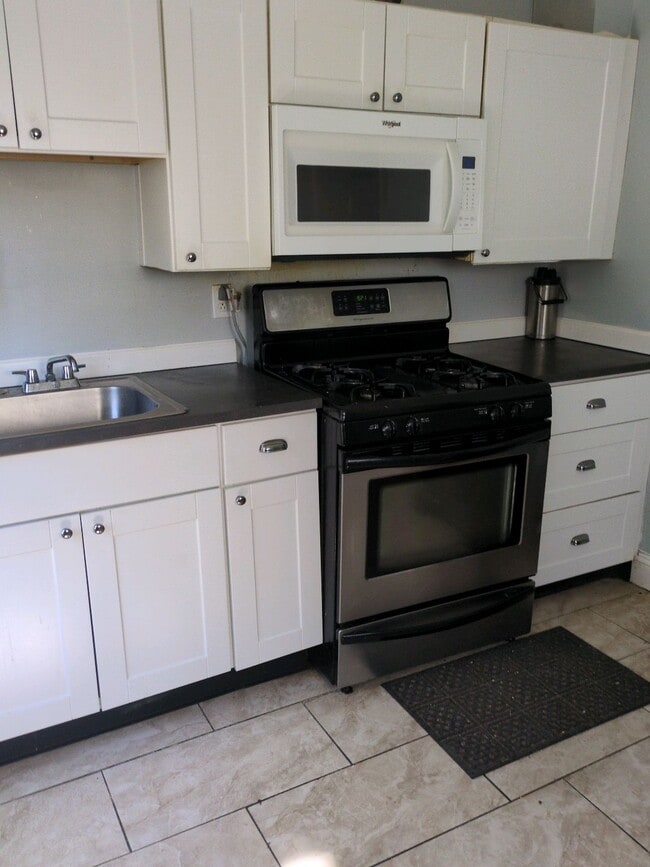 Building Photo - 714 E 22nd St