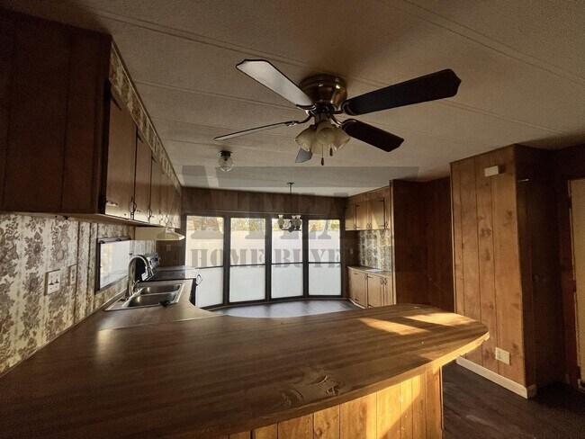 Building Photo - Spacious 2-bedroom, 1-bathroom home!