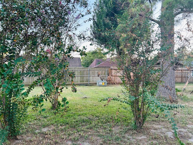 Building Photo - 7619 Vernwood St